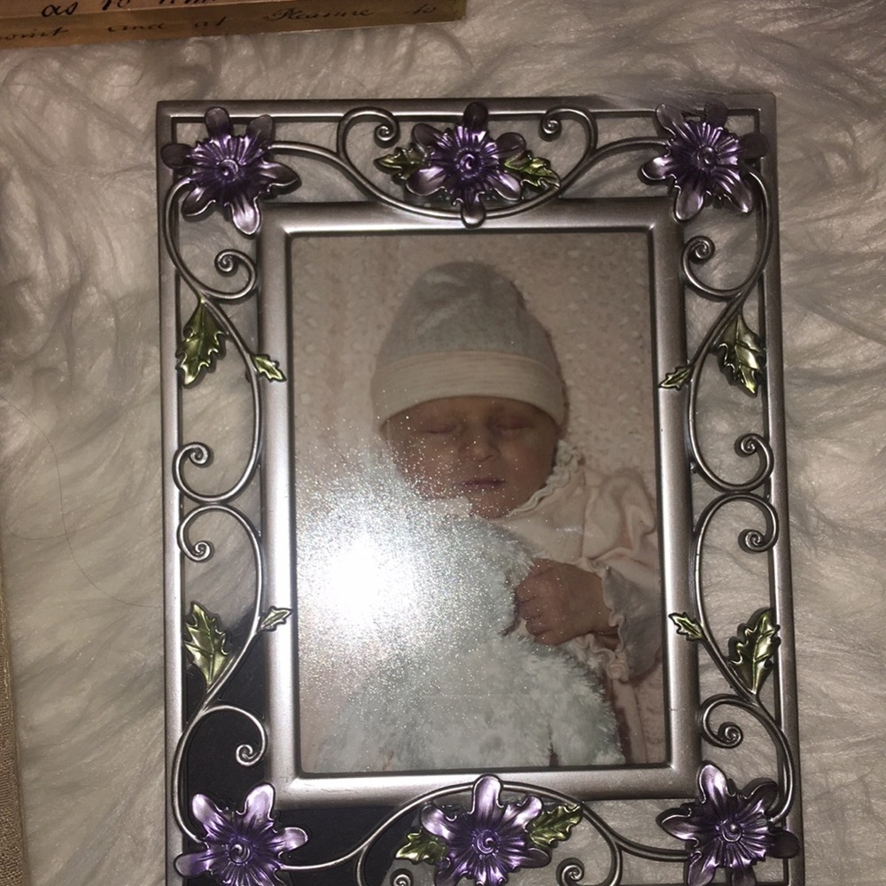 Multiple Accent Picture Frames - Picture 5 of 6